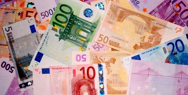 Evro je stabilan u odnosu na dolar tokom prigusene trgovine, a ocekuje se da ce obim trgovanja da ostane slab